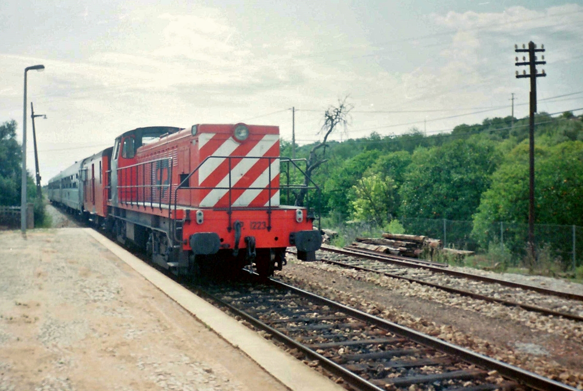 The CP 1223 wiht his IR 2872 from Lagos to Lisboa (Bareiro) is arriving at Alcantarilha.
Mai 1993