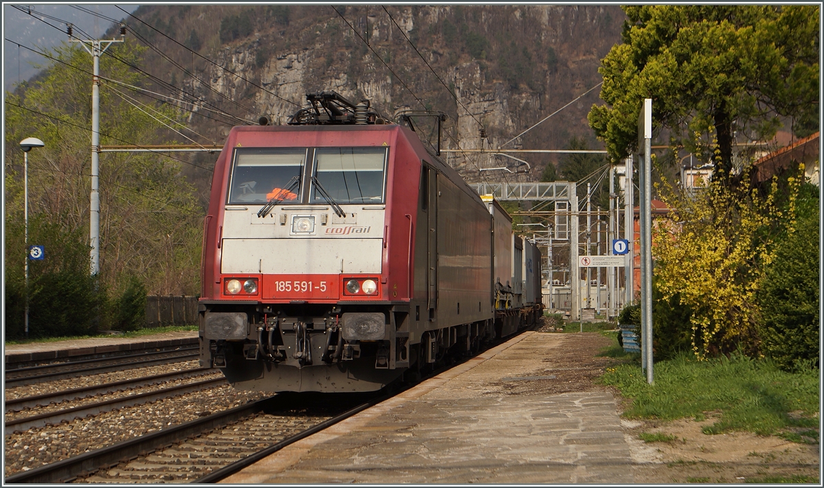 The crossrail 185 591-5 in Varzo. 
11.04.2015