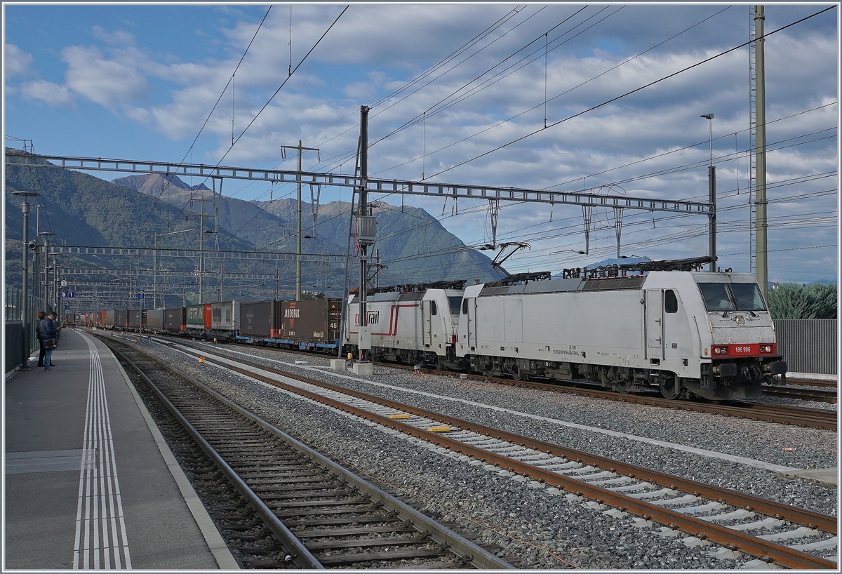 The Crossrail 186 906 (91 80 6186 906-4 D-XRAIL) and an other one with a Cargo train in Giubiasco. 

25.09.2019