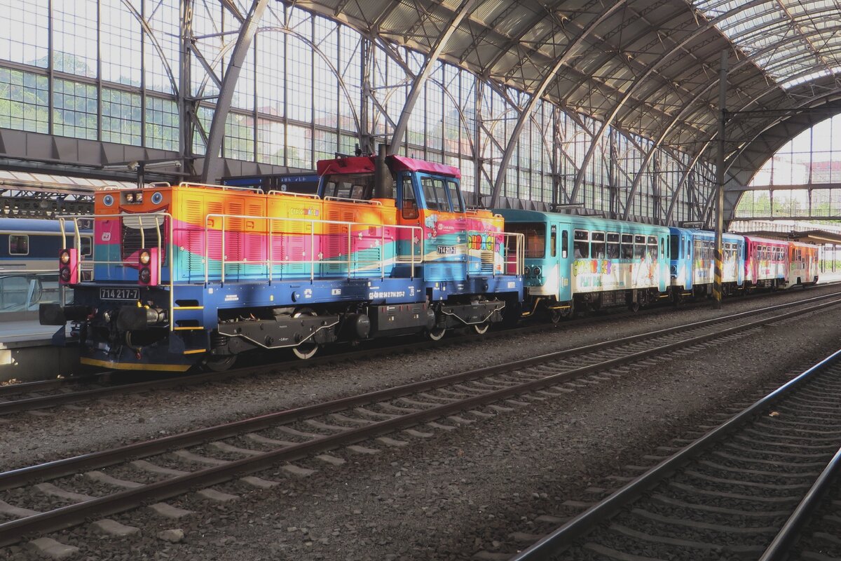 The Cyklohradec is a special train for family outings and cyclists in the Prague area that runs on Sundays between April and October. Since 2021 it has designated haulage in the guise of 714 217 in special livery. This train enters Praha hl.n. on 12 June 2022.
