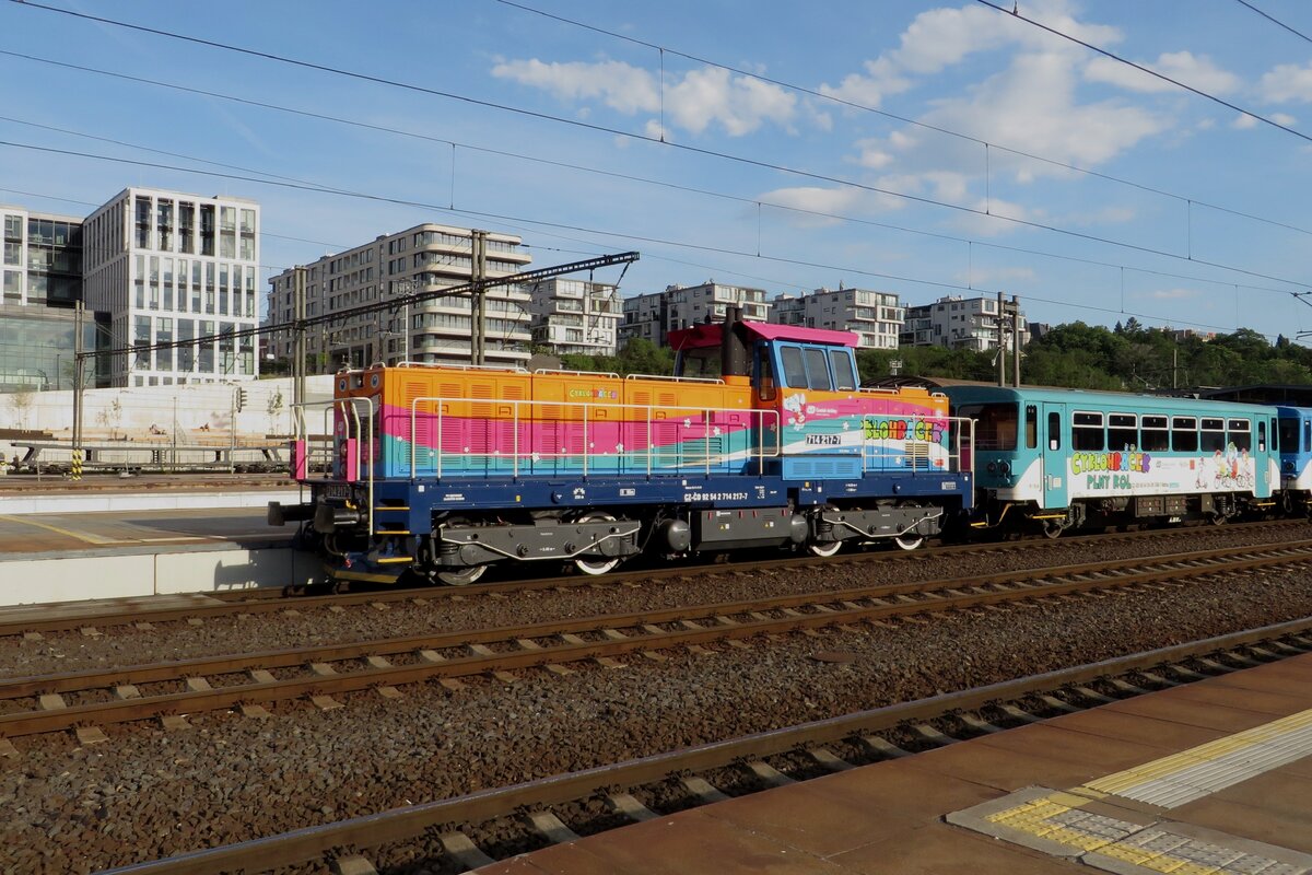 The Cyklohradec is a special train for family outings and cyclists in the Prague area that runs on Sundays between April and October. Since 2021 it has designated haulage in the guise of 714 217 in special livery. The empty stock of this train leaves Praha hl.n. on 12 June 2022.