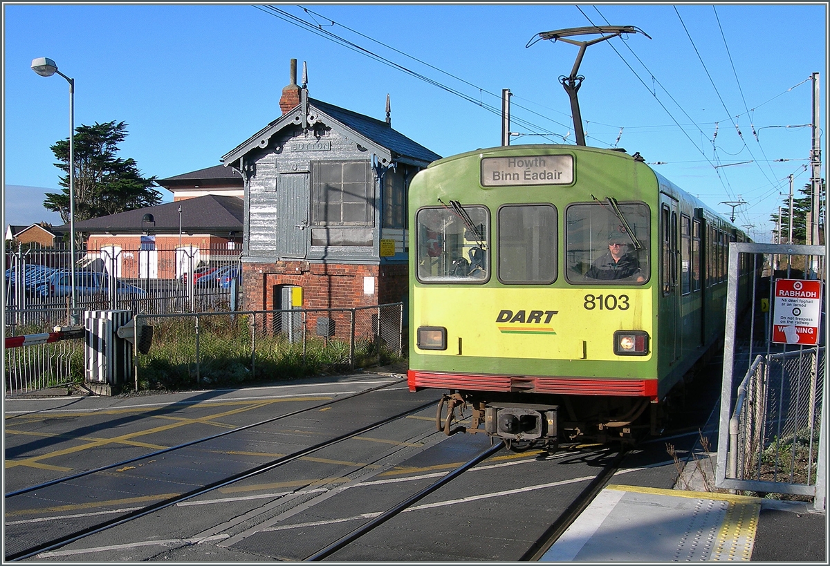 The DART 8103 (first Generation) is arriving at Sutton / Cill Fhionntáin.
03.10.2006 