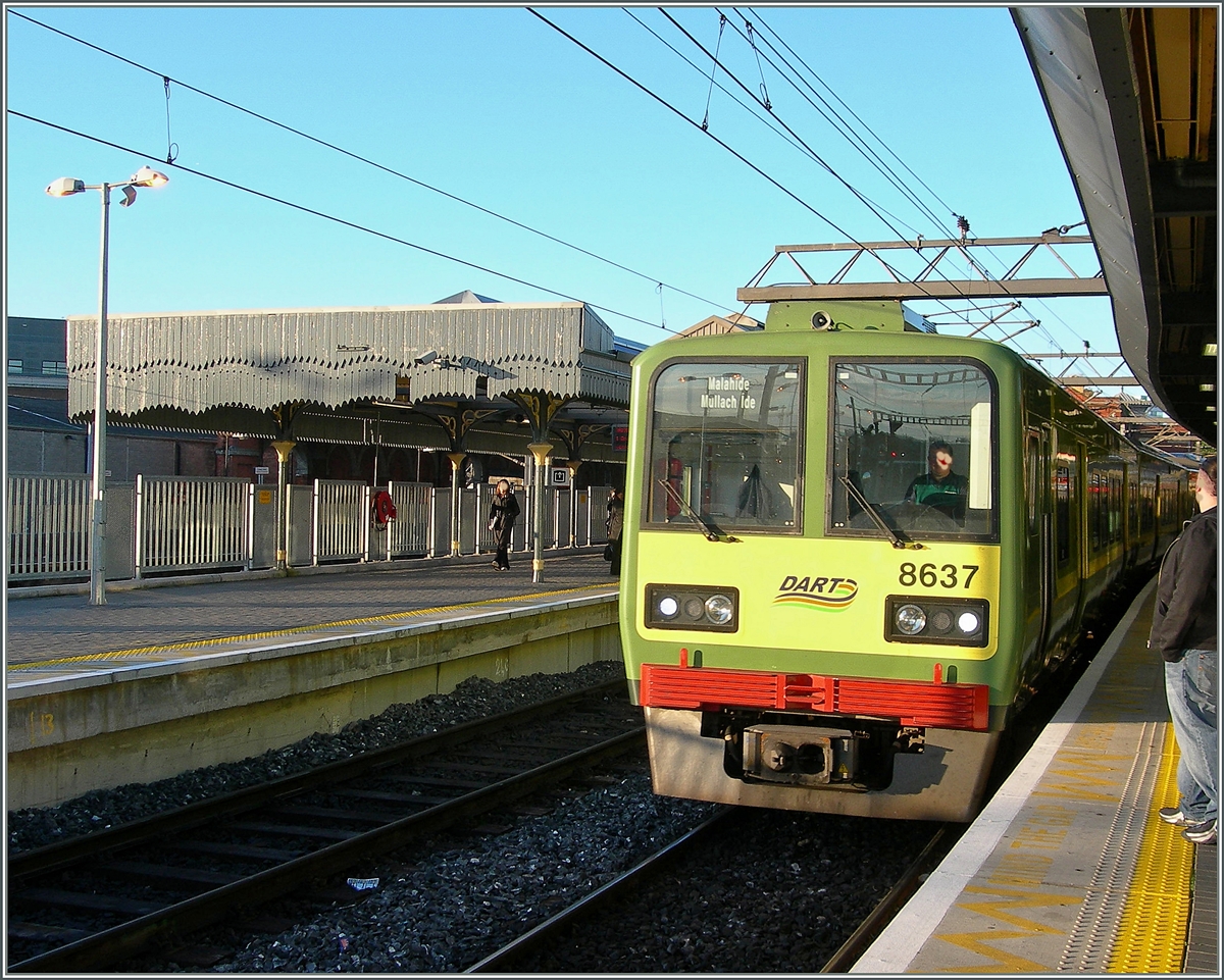 The DART 8637 by his stop in the Dublin Tara Street/Baile Átha Cliath Stáisiún Sráid na Teamhrach.
03.10.2006 