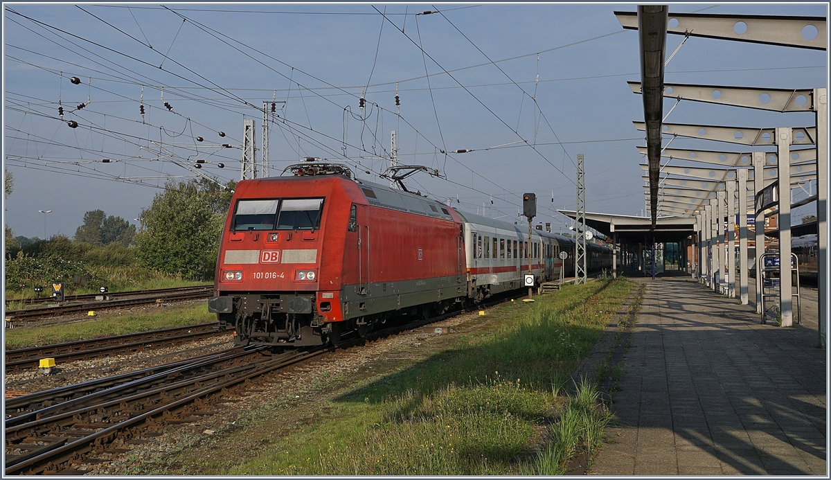 The DB 101 016-4 with his IC to Ostseebad Binz is leaving Rostock Main Station.
30.09.2017