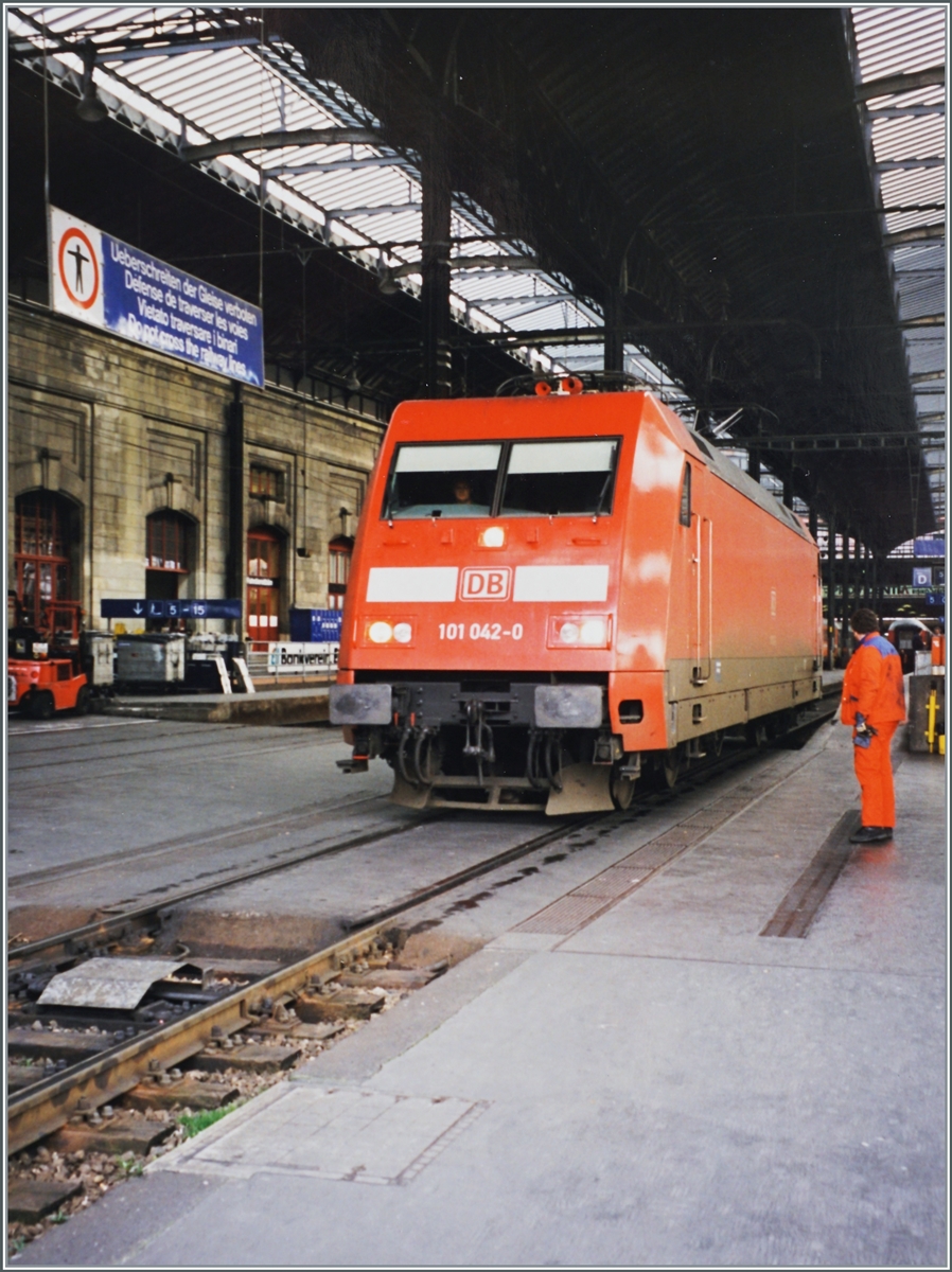 The DB 101 042-0 in the Basel SBB Station. 

Analog pictures from the Fev. 1998