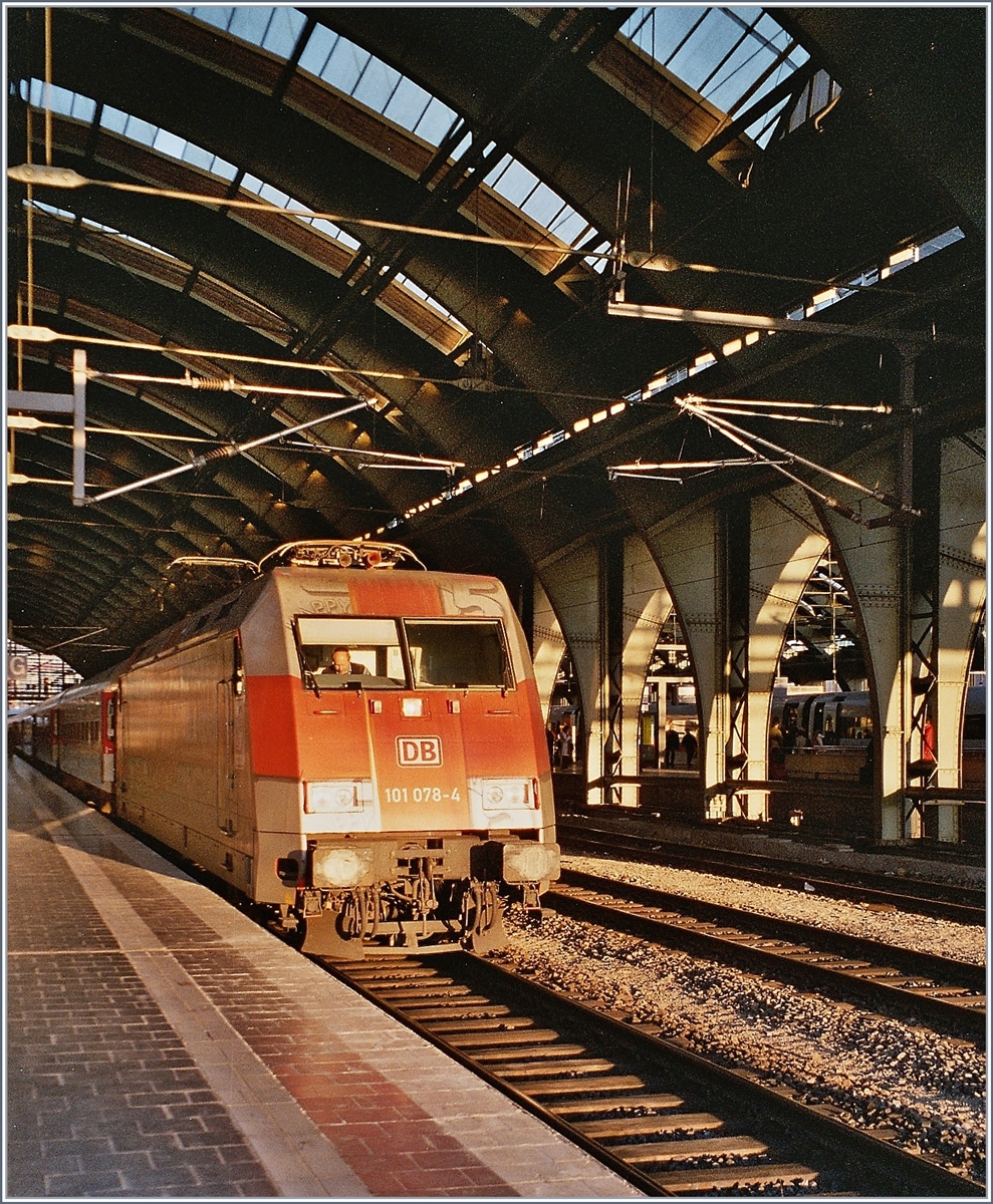 The DB 101 078-4 in Berlin Ostbahnhof.

10/2004