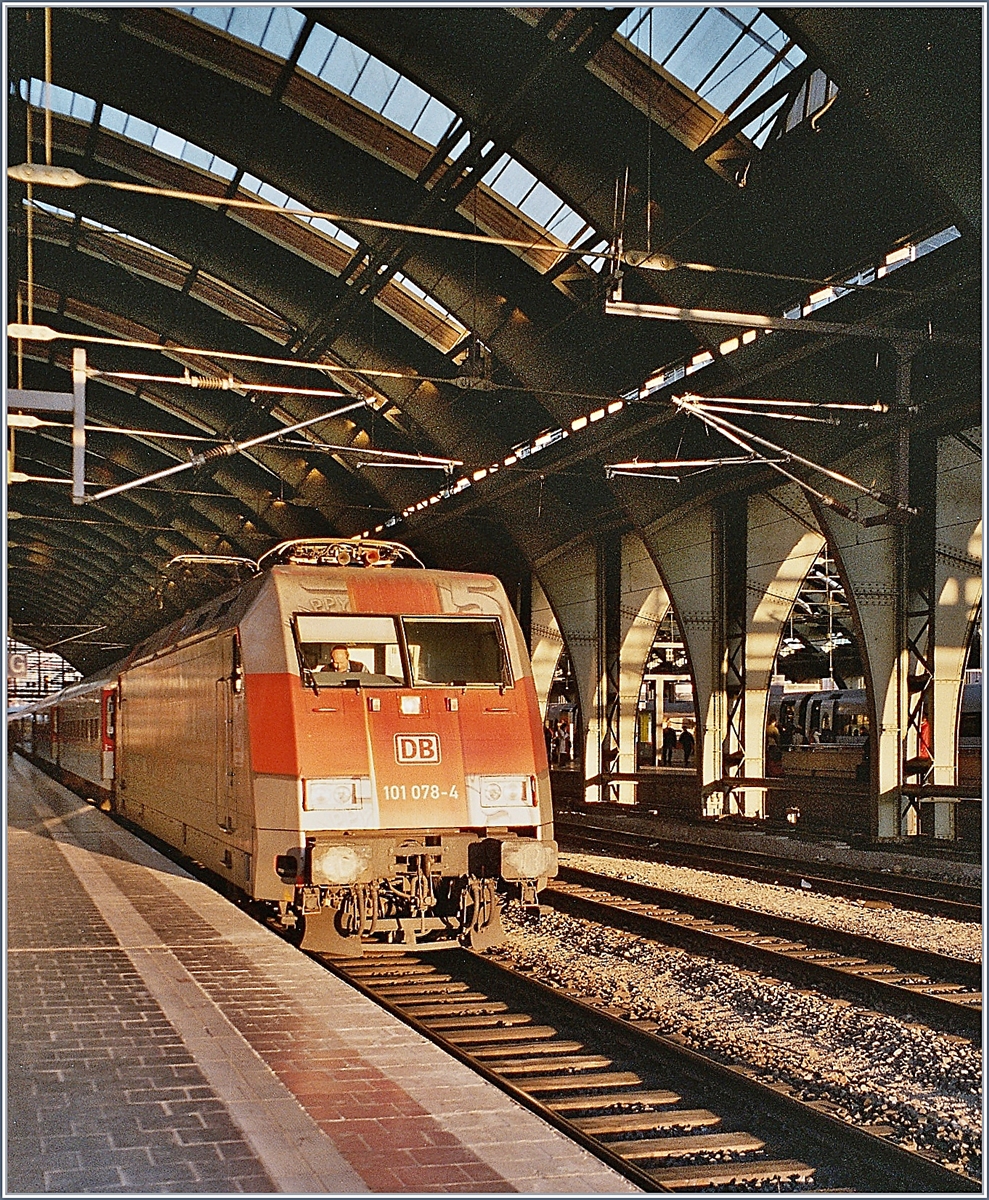 The DB 101 078-4 with an IC in the Est Station in Berlin. 

Analog picture /  October 2003