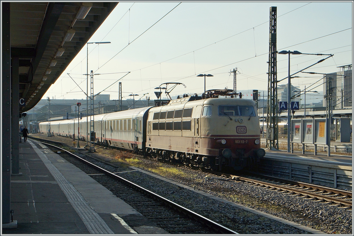 The DB 103 113-7 with the IC Münster - Innsbruck in Stuttgart.
28.11.2014
