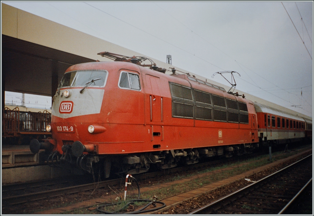 The DB 103 174-9 with an IC in Basel Bad Bf. 

analog picture / march 1993