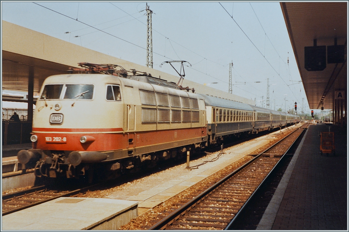 The DB 103 202-8 wiht the IC 105  Metropolitano from Dortmund to Milano is arriving at Basel Bad. Bf. 

09.05.1984