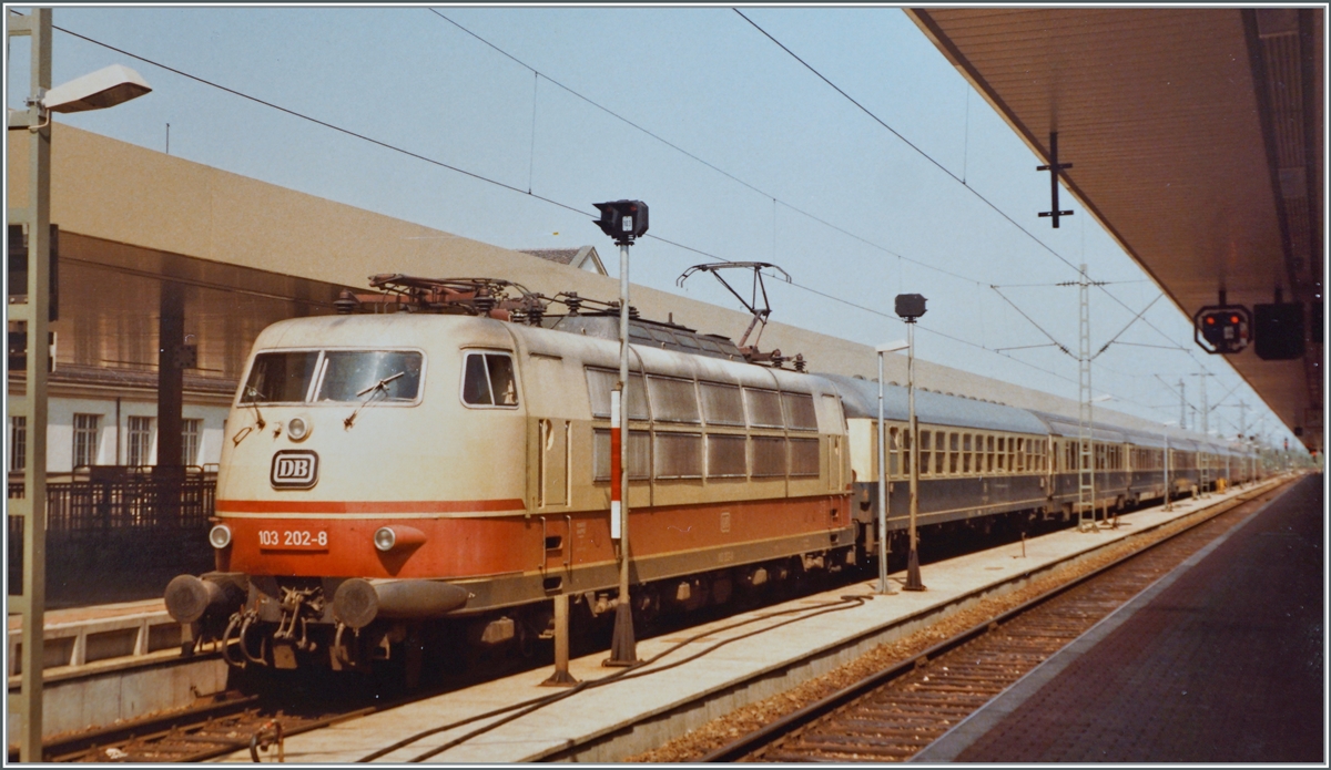 The DB 103 202-8 wiht the IC 105  Metropolitano from Dortmund to Milano by his stop in Basel Bad. Bf.

09.05.1984