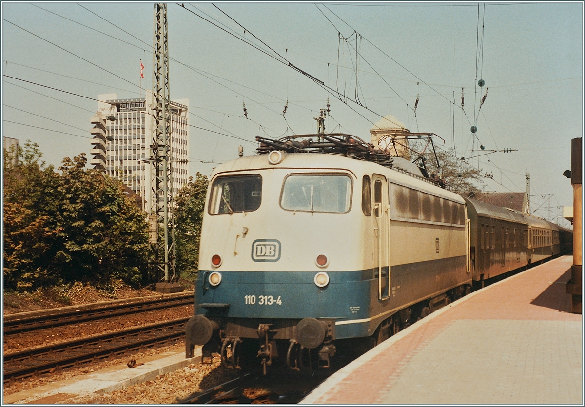 The DB 110 313-4 wiht the overnight service from Berlin to Basel SBB in the Basel Bad. Bf Station.

Analog picture / 09.05.1984