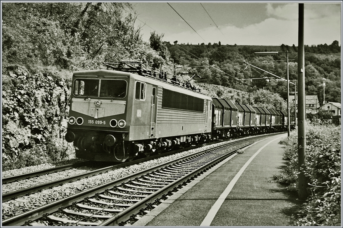 The DB 115 099-5 with a Cargo Service in Istein. 

analog picture / 05.08.2002