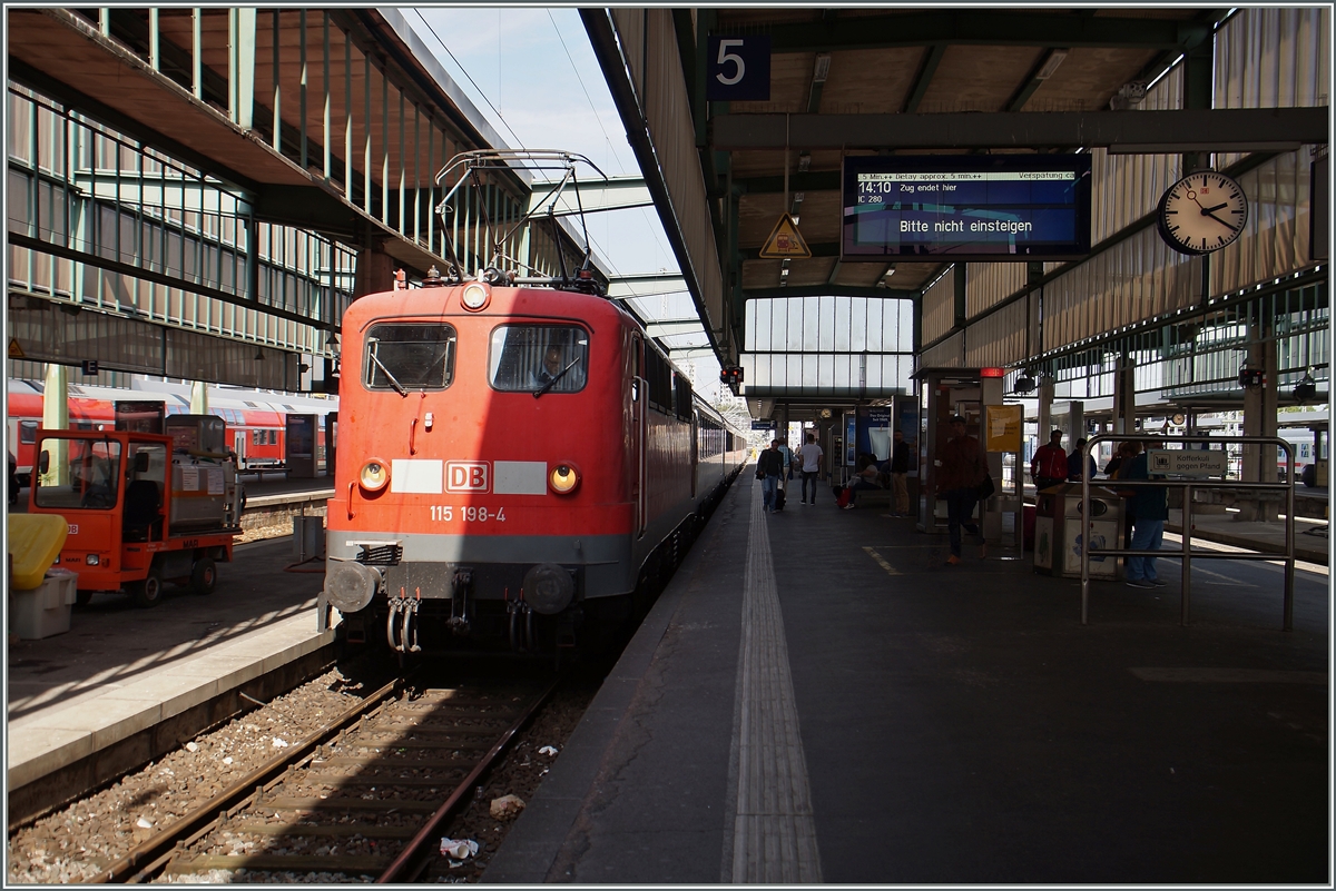 The DB 115 198-4 with IC from Zürich is arriving at the Stuttgart Main Station.

11. Sept. 2015