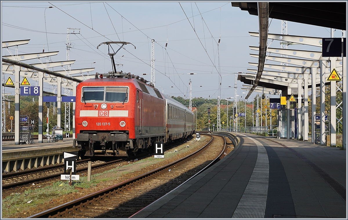 The DB 120 137-5 with an IC in Rostock Main Station. 
30.09.2017 