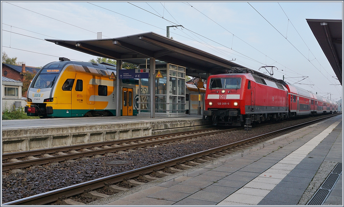 The DB 120 205-0 wiht a RE from Rostock to Hamburg by his stop in Schwerin. 

23.09.2017