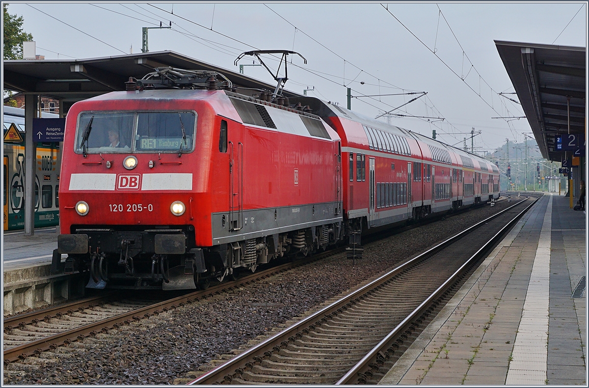 The DB 120 205-0 with a RB to Hamburg by his stop in Schwerin. 

23.09.2017