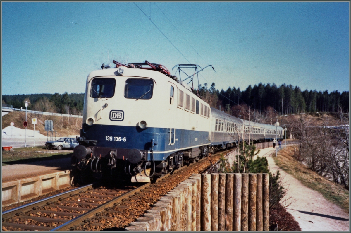 the DB 139 136-6 wiht a local Service from Seebrugg to Freiburg i.B. in Schluchsee. 

anlaog picture / spring 1988
