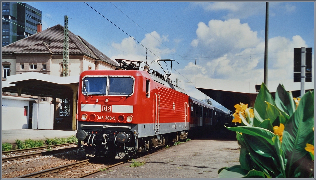 The DB 143 308-5 in Lörrach.
Analog Picture / 05.08.2002