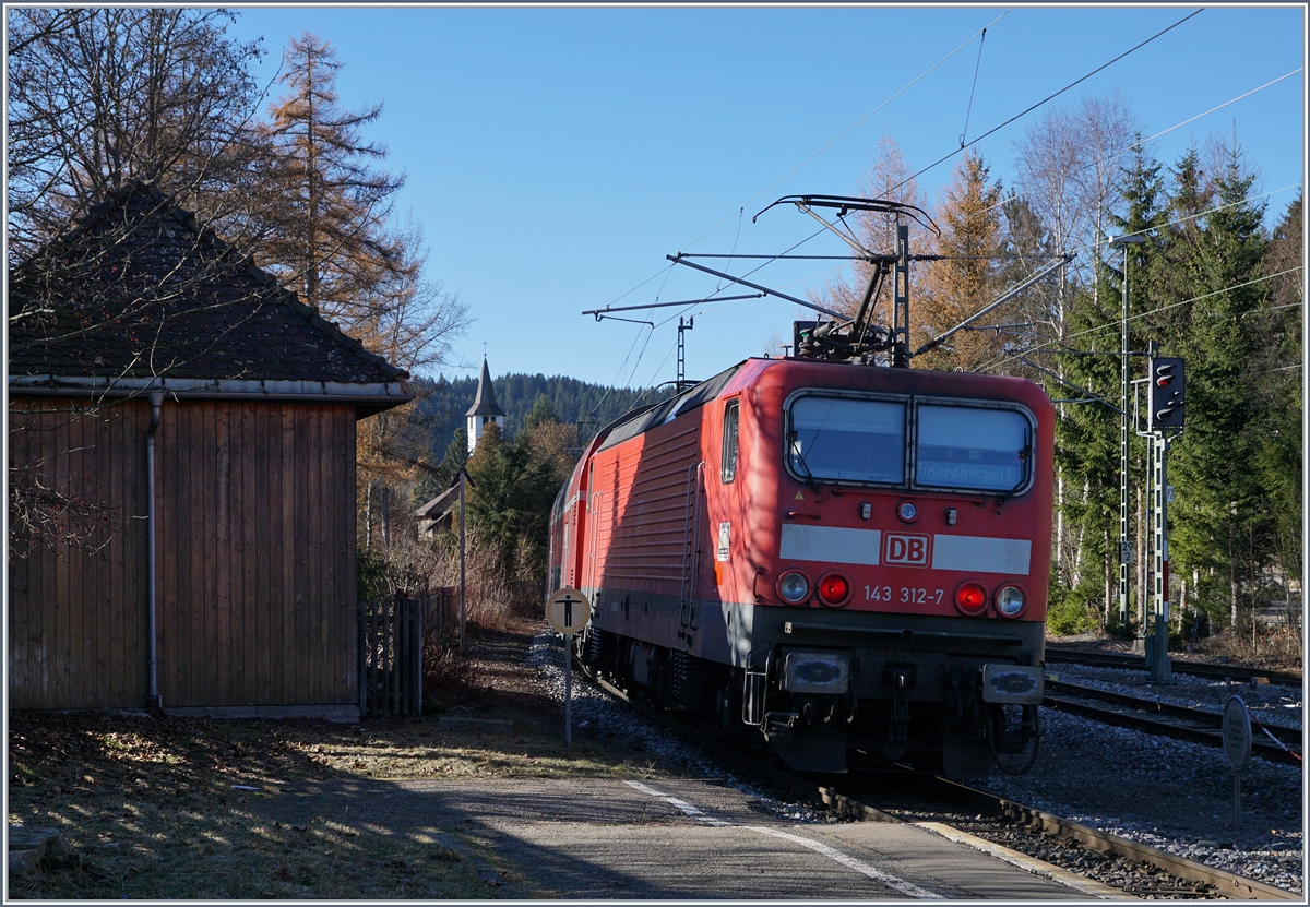 The DB 143 312-7 is leaving Tittisee on the way to Freiburg. 
29.11.2016