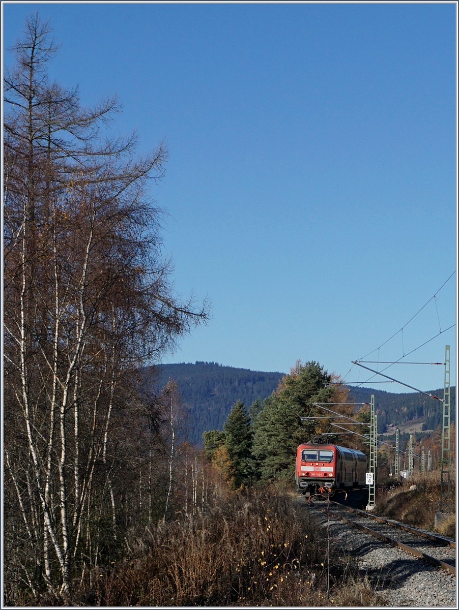 The DB 143 312-7 with a local train by Schluchsee.
29.11.2016