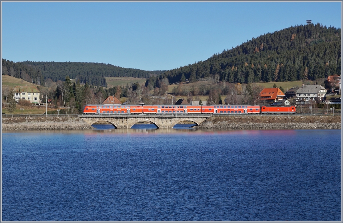 The DB 143 332-5 wiht a RB (local train) by Schluchsee. 29.11.2016