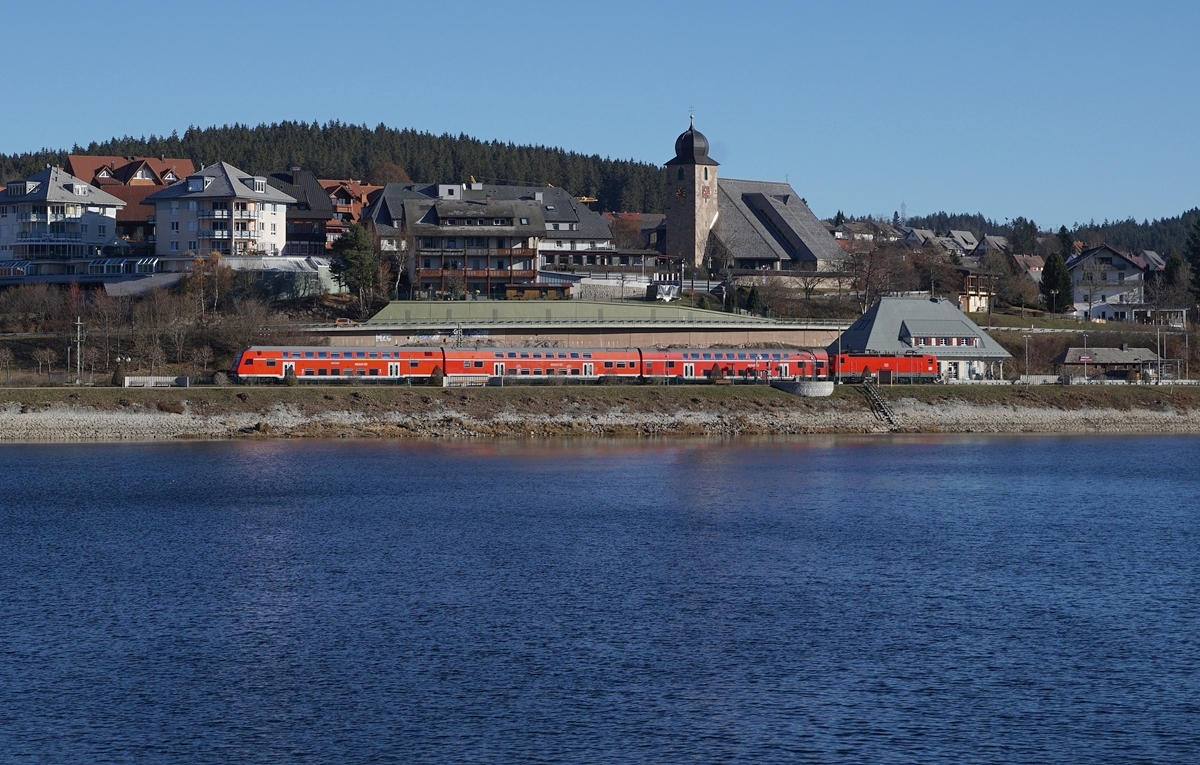 The DB 143 332-5 wiht a RB (local train) Schluchsee. 29.11.2016
