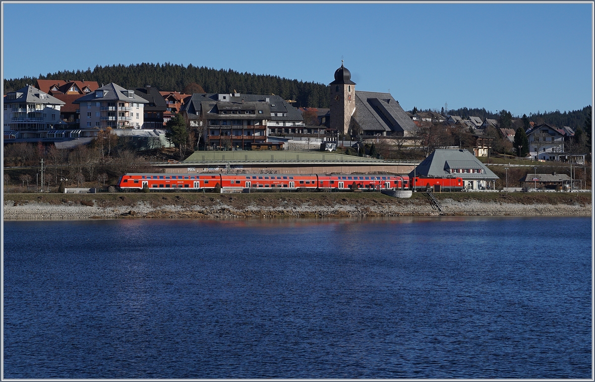 The DB 143 332-5 with a local train in Schluchsee.
29.11.2016