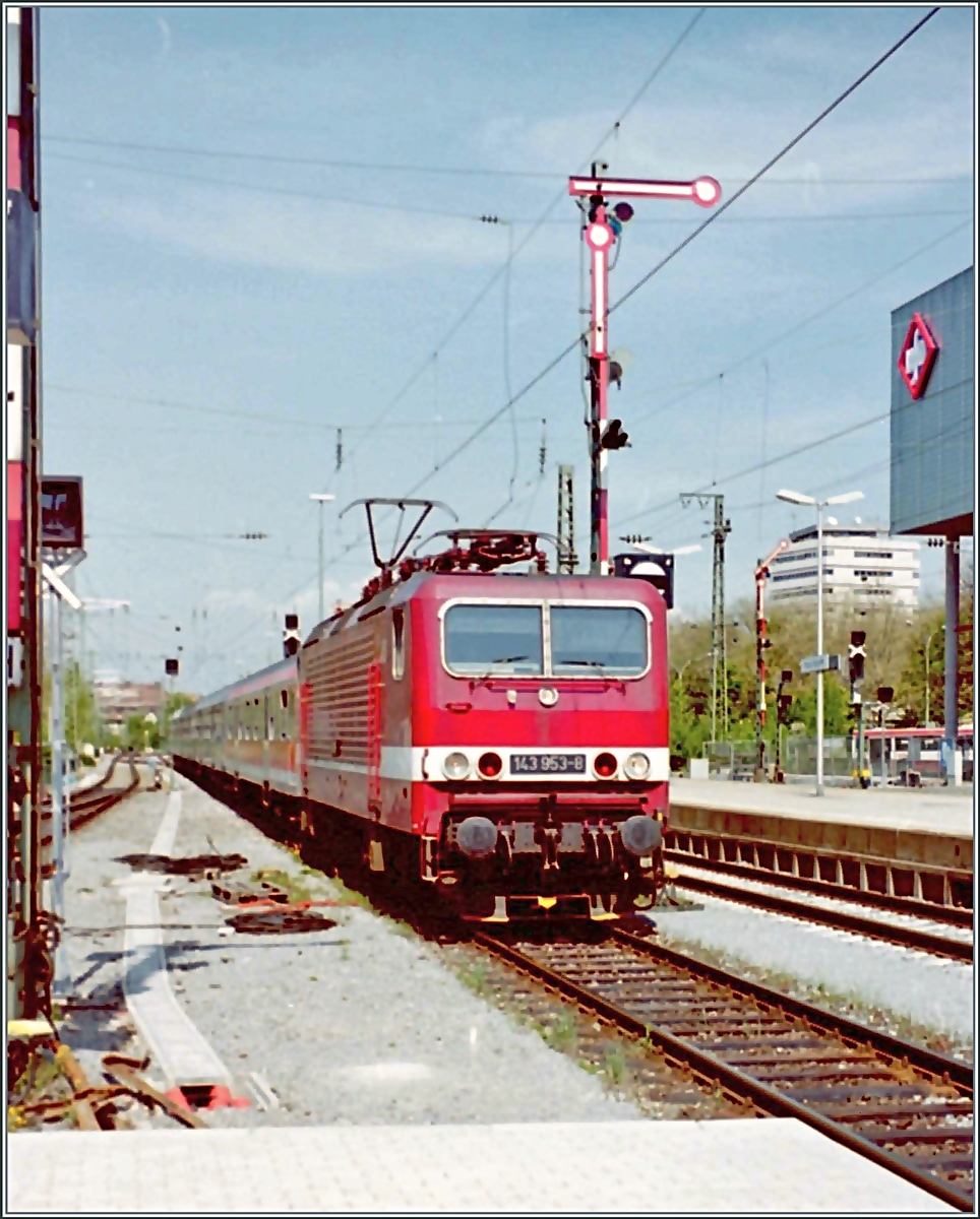 The DB 143 953-8 wiht a RE is arriving at Freiburg im Breisgau.

23.04.1998
