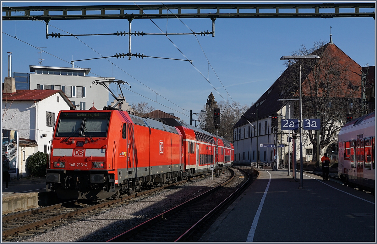 The DB 146 213-4 with a RE to Karlsruhe is leaving Konstanz.


22.03.2019