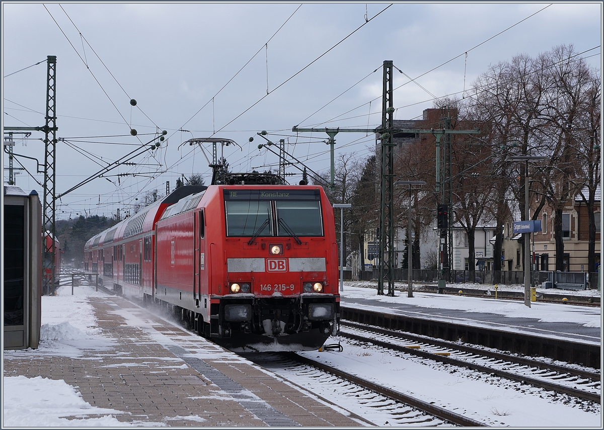 The DB 146 215-9 with his RE to Konstanz is arriving at Singen.
09.12.2017