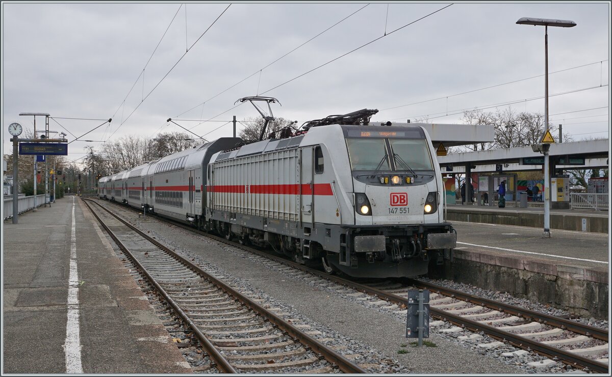 The DB 147 551 wiht an IC Service from Singen to Stuttgart in Radolfzell. 

15.03.2025