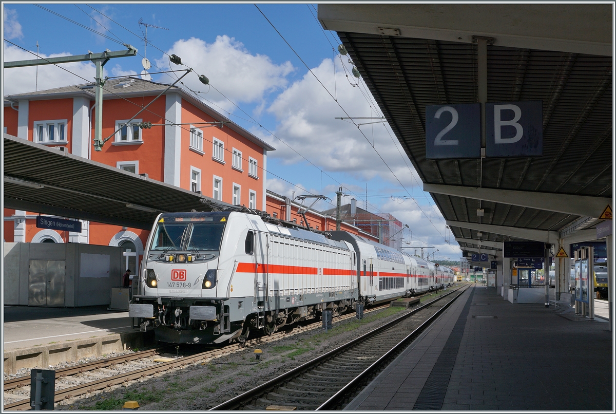 The DB 147 578-9 with his IC to Stuttgart in Singen. 

19.09.2022