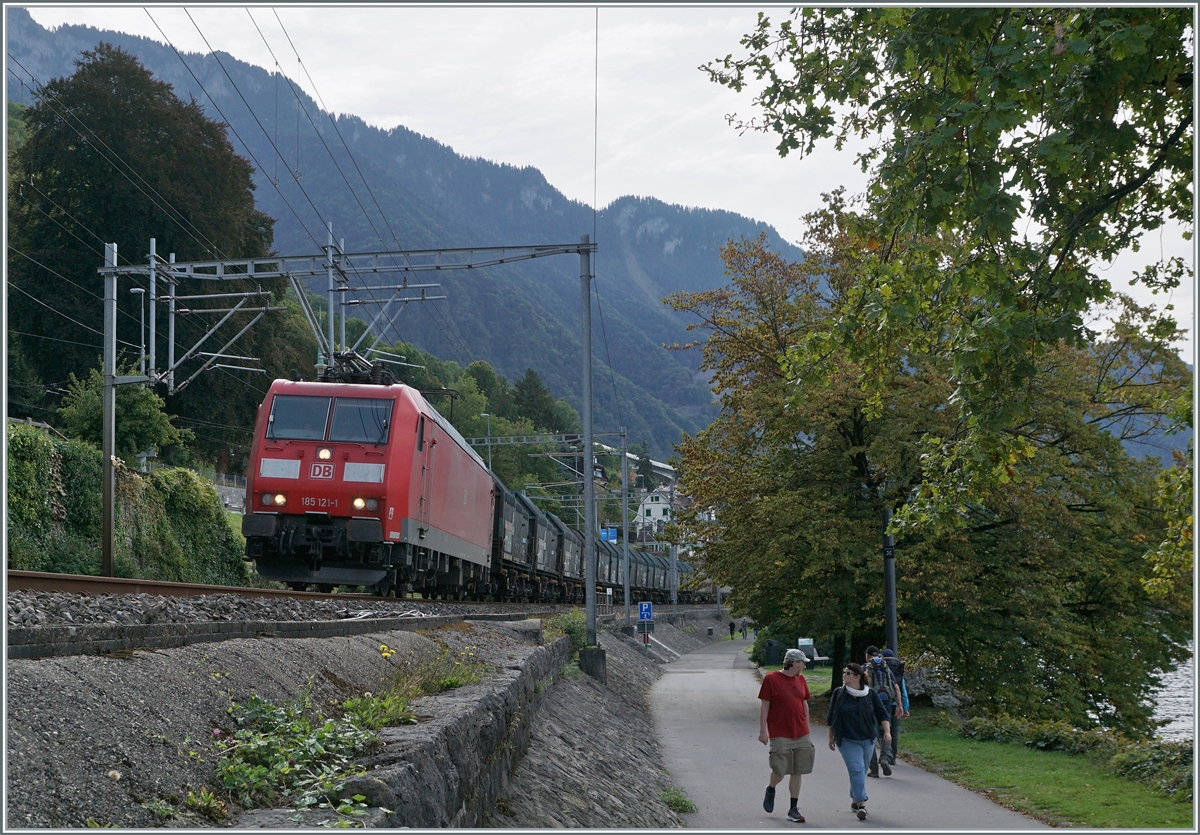 The DB 182 121-1 with the  NOVELIS  Cargo train from Sierre to Göttingen near Villeneuve.

28.09.2021