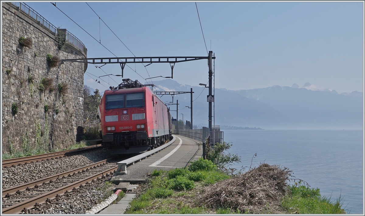 The DB 185 089-0 wiht the  Novelis  Train from Sierre to Göttingen by St Saphorin.

25.03.2022