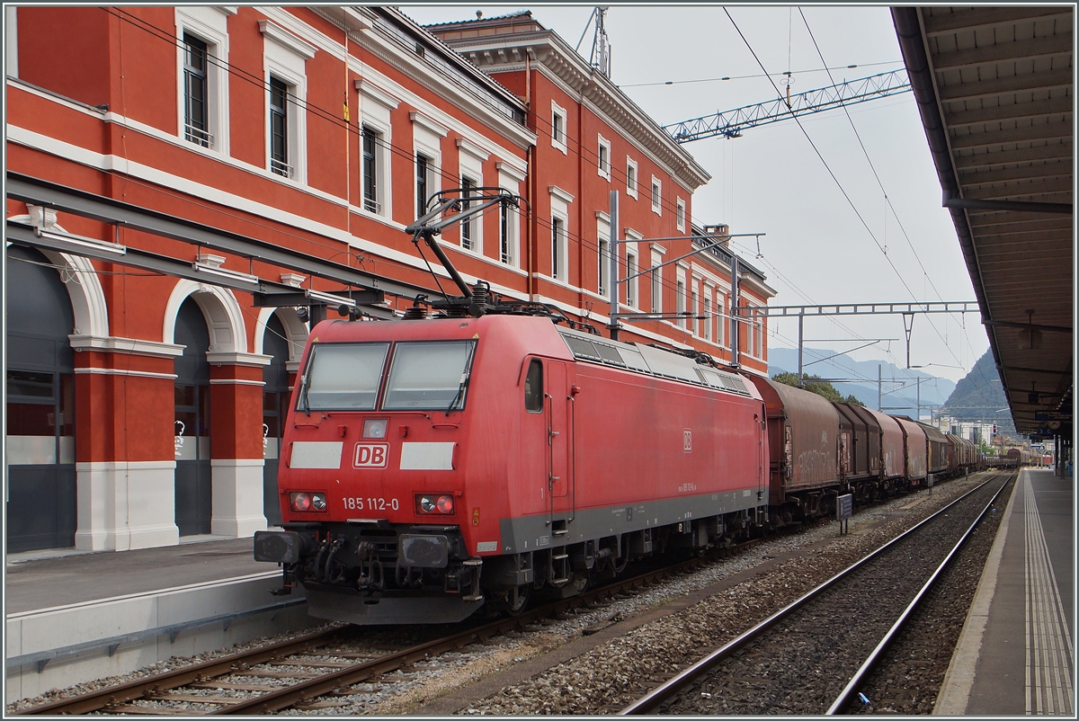 The DB 185 112-0 on the End of a Cargo train in Lugano . 
24.09.2014