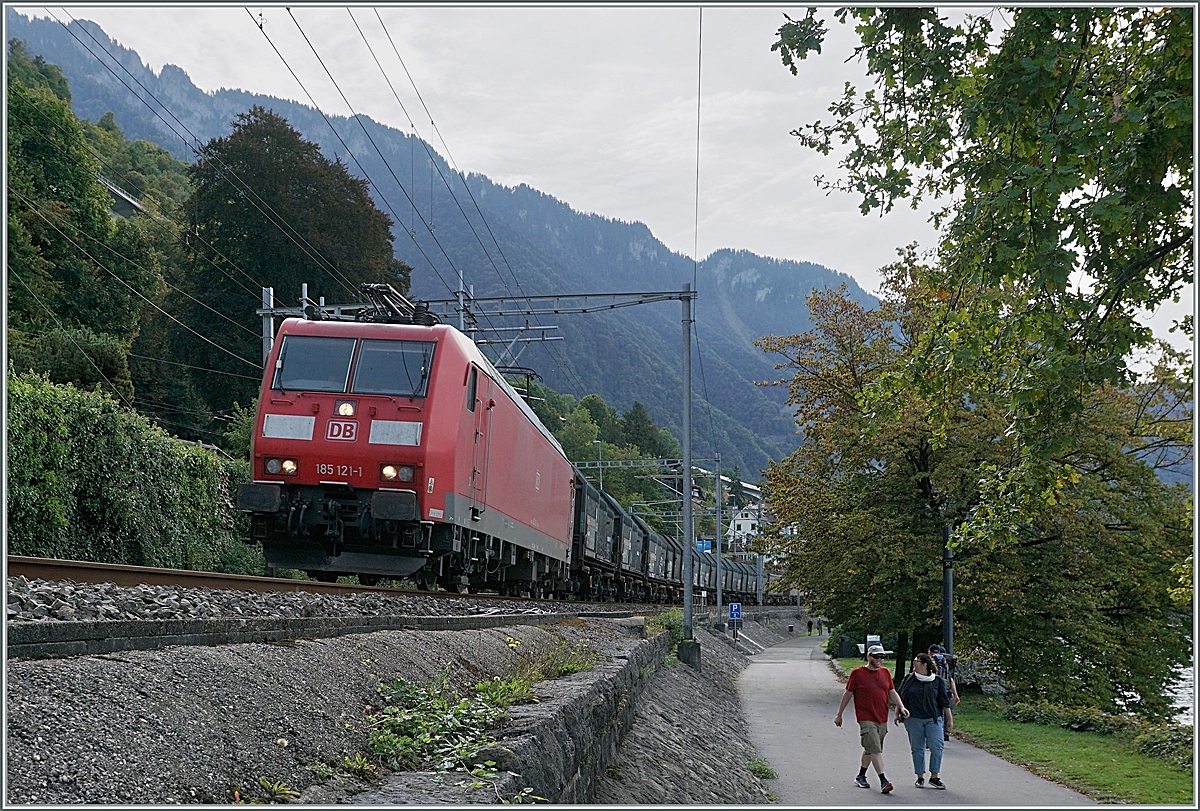The DB 185 121-1 with the  NOVELIS  train near Villeneuve. 

28.09.2021