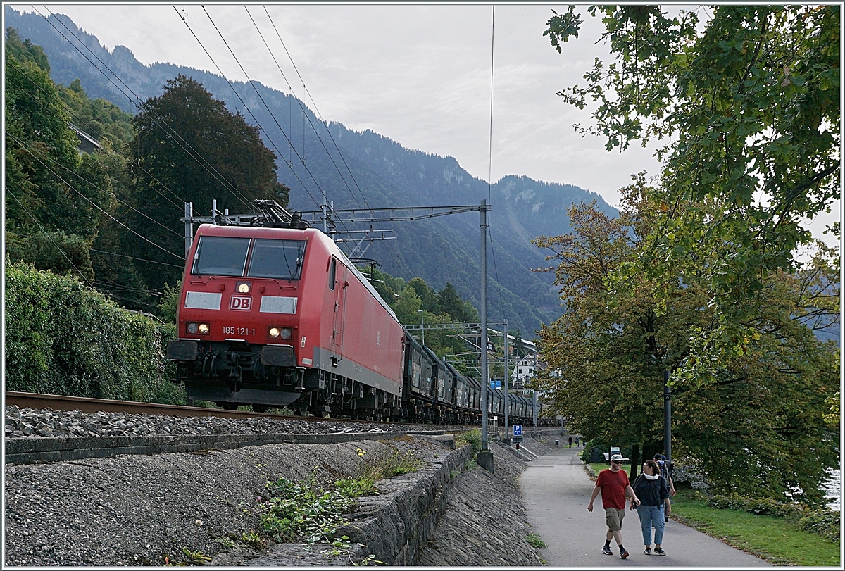 The DB 185 121-1 with the  NOVELIS  train near Villeneuve. 

28.09.2021