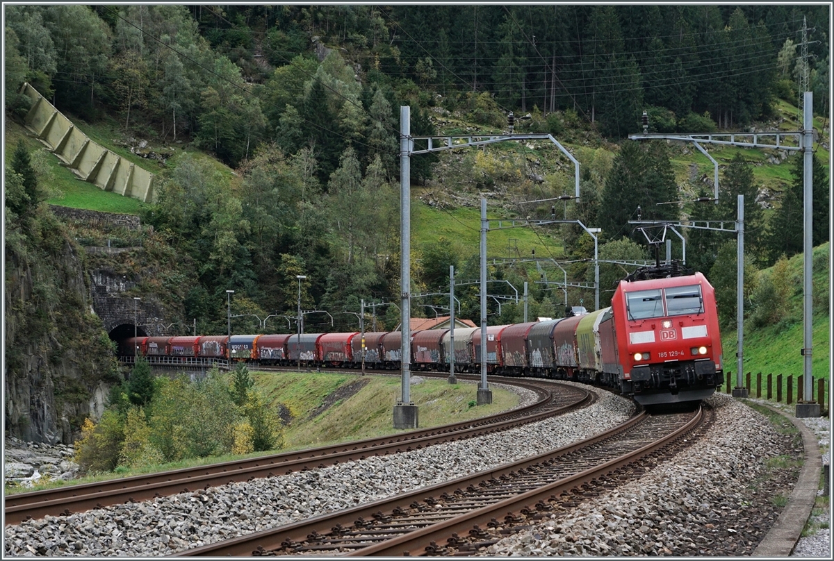 The DB 185 129-4 and an other one with a Cargo Train by Wassen in the Wattiner curve.

19.10.2023