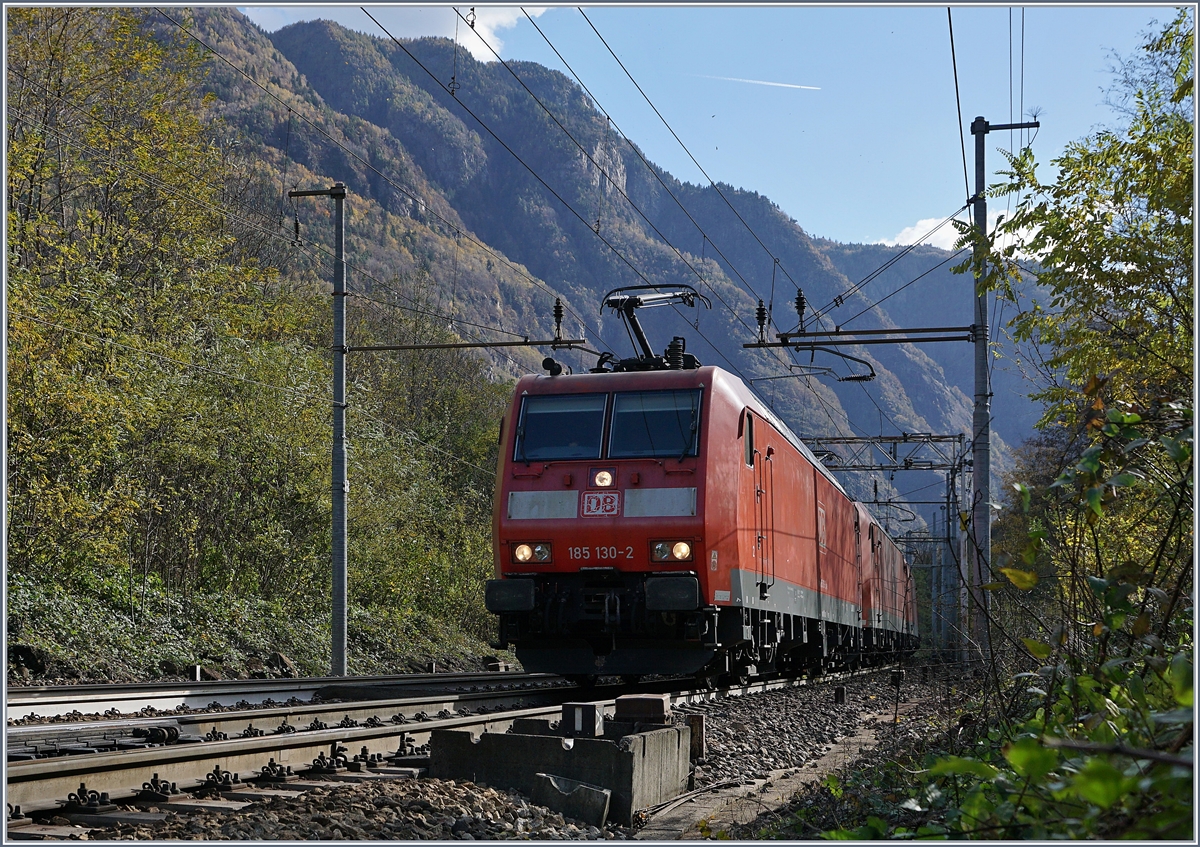 The DB 185 130-0 and an other one wiht a Cargo Train by Varzo on the way to Brig.

27.10.2017 

