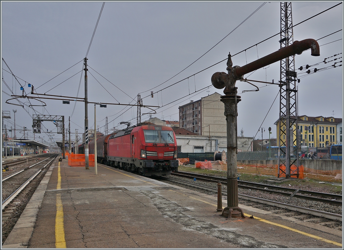 The DB 191 015 in Chivasso on the way to Torino. 

24.02.2023
