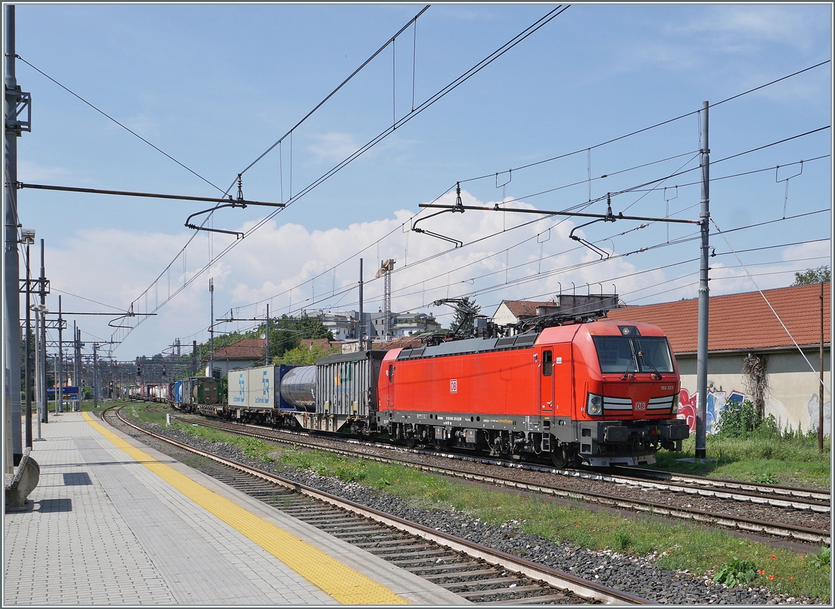 The DB 193 323 (91 80 6193 23-3 D-DB) is arriving at Gallarate.

23.05.2023