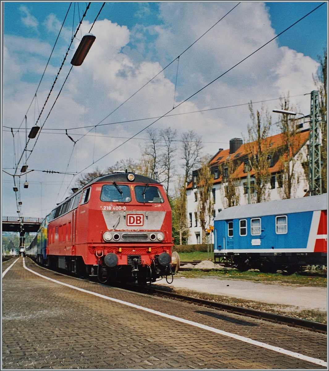 The DB 218 400-0 and 418-2 are arriving wiht his EC in Lindau Hbf. 

analog picture / spring 2003