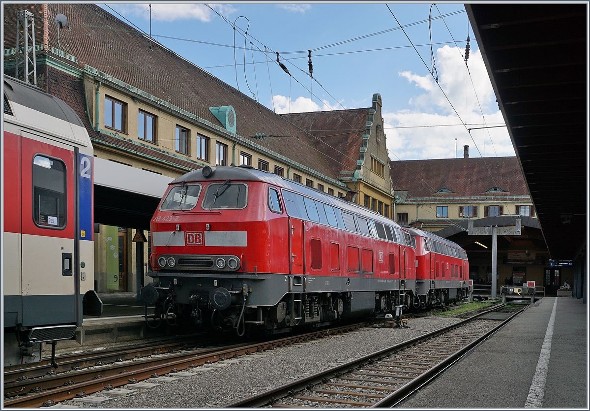 The DB 218 423-2 and an other one has arrived with his EC from München in Lindau Main Station.
24.09.2018