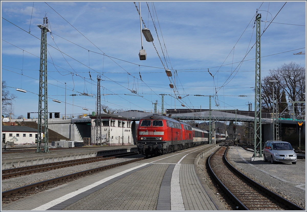 The DB 218 426-5 and 421-6 are arriving with his EC 196 from München in the Lindau Main Station. 

17.03.2019