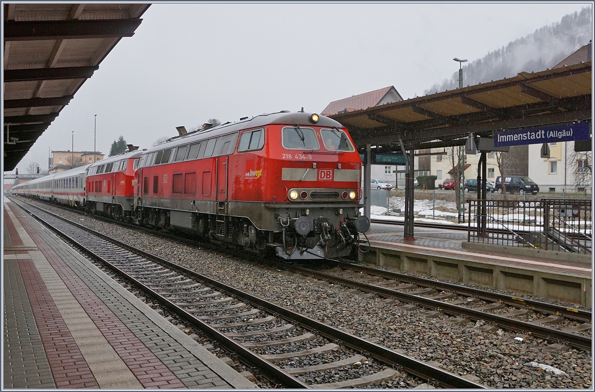 The DB 218 439-9 and 495-0 are arriving wiht his IC from Oberstdorf to Dortmund in Immenstadt.


15.03.2019