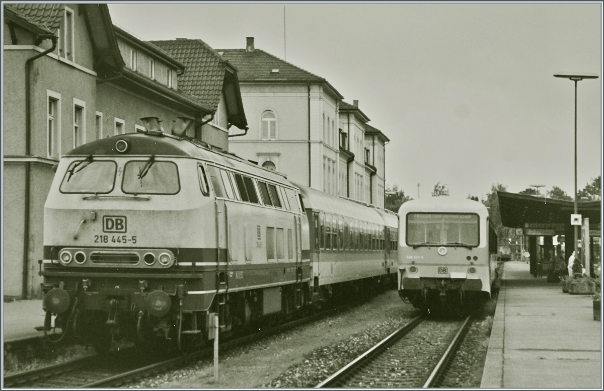 The DB 218 445-5 with a IR Tirer - Landeck in Friedrichshafen. 

analobg picture /30.05.1995