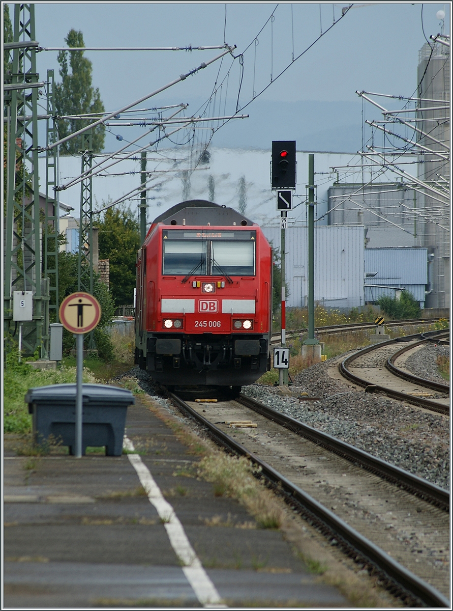 The DB 245 006 (UIC 92 801 1245 006 D-DB) with his IRE3 on the way from Friedrichshafen Hafen to Bassl Bad Bf is arriving at Erzingen (Baden). 

06.09.2022