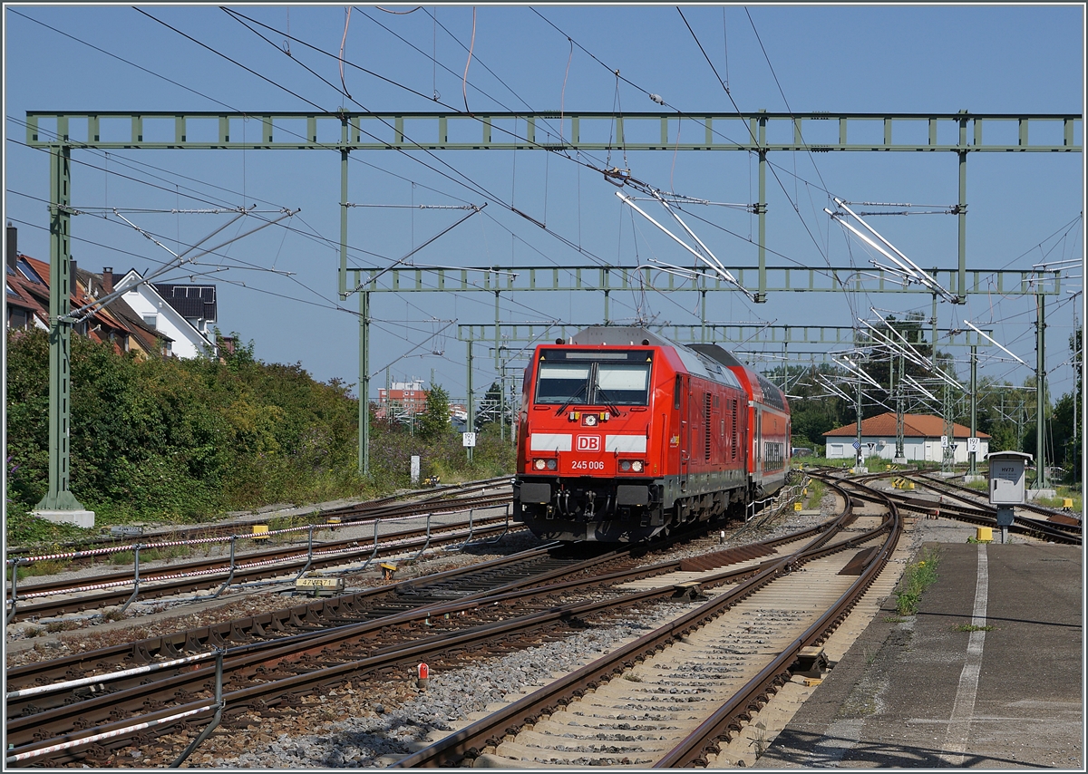 The DB 245 006 with his IRE from Lindau Insel to Ulm is arriving at Fridrichshafen. 

14.08.2021
