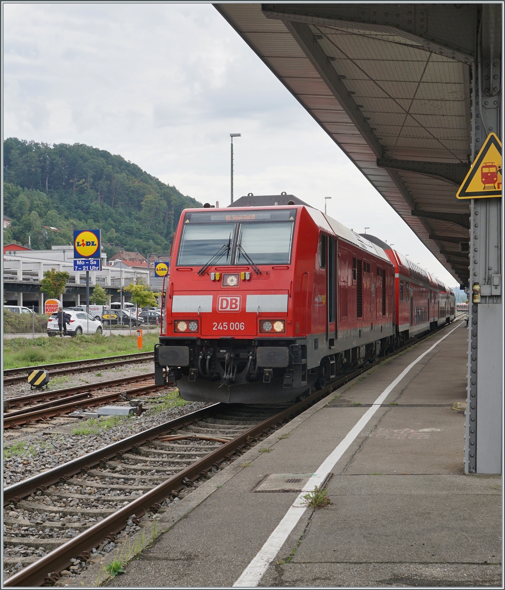 The DB 245 006 with his RE in Waltshut on the way to Basel Bad. Bf. 

06.09.2022